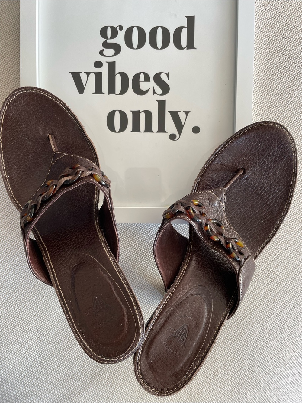 Frye Brown Leather Thong Heeled Sandals Tortoise Chain Accent